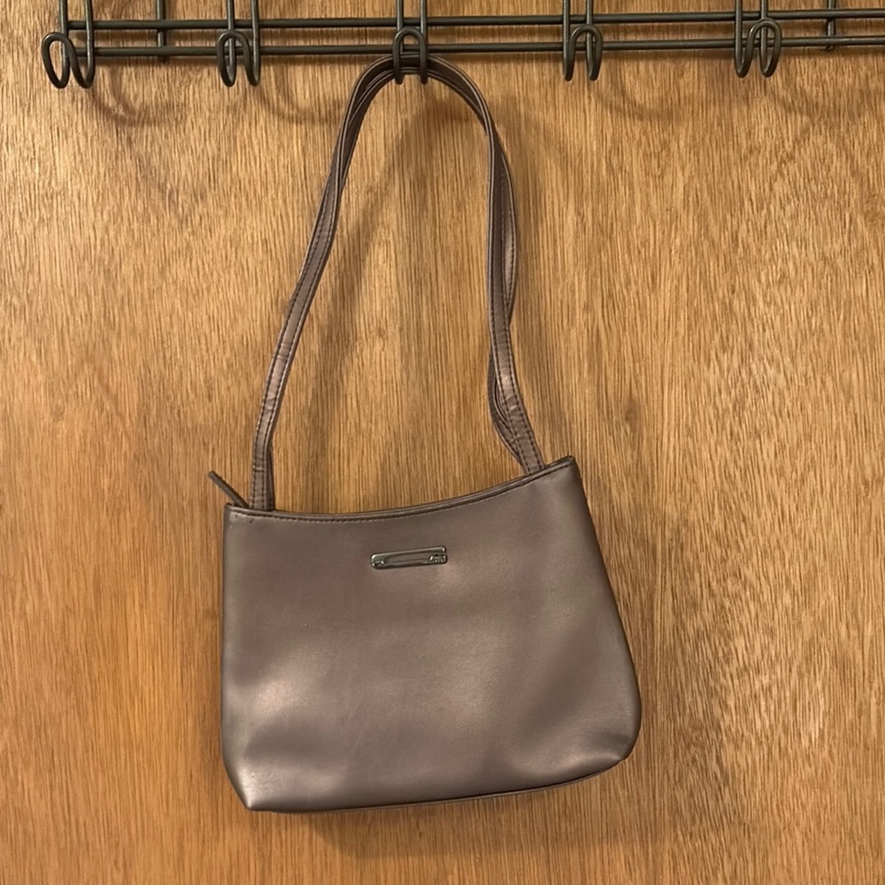 Guess Brown Shoulder Bag with Classic Structure and Smooth Finish
